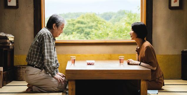 Kargheit und Genuss: Der als Einsiedler lebende Schriftsteller Tsutomo bewirtet seine Lektorin Machiko. Der Film »Das Zen-Tagebuch« von Yuji Nakae ist wie eine Meditation.(Foto: www.filmkinotext.de / M Nakame)