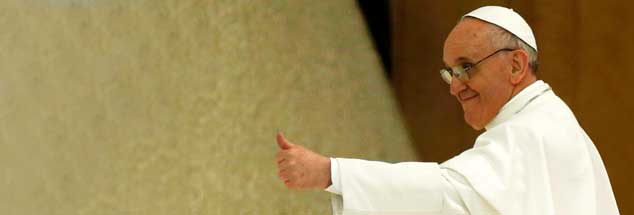 Papst Franziskus, optimistisch gestimmt: Kann er die Schatten der Vergangenheit überspringen? Seine Rolle als Kirchenmann in Argentinien gibt noch Rätsel auf. Die einen sehen in ihm eine integere Persönlichkeit, die anderen glauben, dass seine Beziehungen zum politischen Establishment zu gut waren, um als neuer Heiliger durchzugehen. (Foto: pa/Hidalgo)
