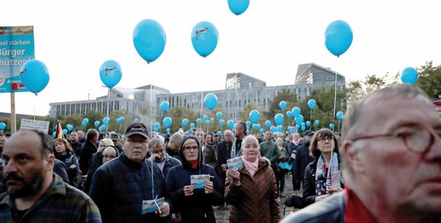 Besorgte Bürger oder jene, die Sorgen bereiten? Anhänger der AfD bei einer Kundgebung in Magdeburg (Foto: pa/Carsten Koall)