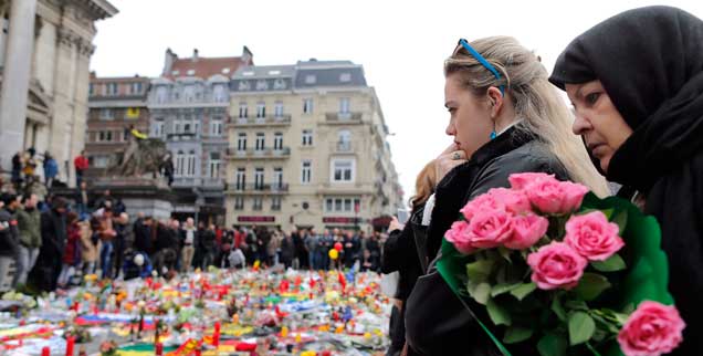 Trauern vor der Börse im Stadtzentrum von Brüssel: Tag für Tag gehen Tausende Bürger hin. (Foto: Hartmann/Reuters)