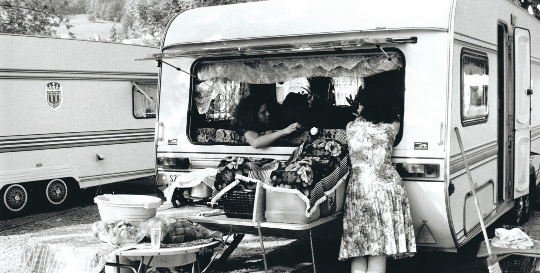 Historische Tat: Jenische Mütter bei der Besetzung des Luzerner Lidos 1985. Mit dieser Aktion erreichten Jenische erstmals nationale Aufmerksamkeit. Genug Standplätze fehlen noch immer. (Foto: Gertrud Vogler / Bildarchiv Radgenossenschaft)