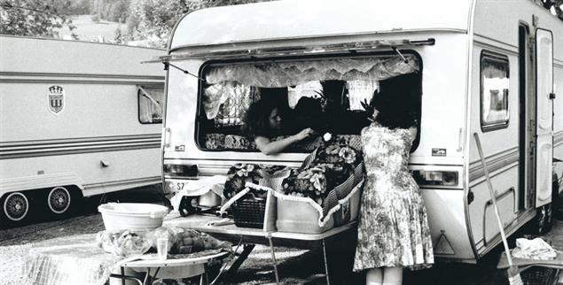 Historische Tat: Jenische Mütter bei der Besetzung des Luzerner Lidos 1985. Mit dieser Aktion erreichten Jenische erstmals nationale Aufmerksamkeit. Genug Standplätze fehlen noch immer. (Foto: Gertrud Vogler / Bildarchiv Radgenossenschaft)