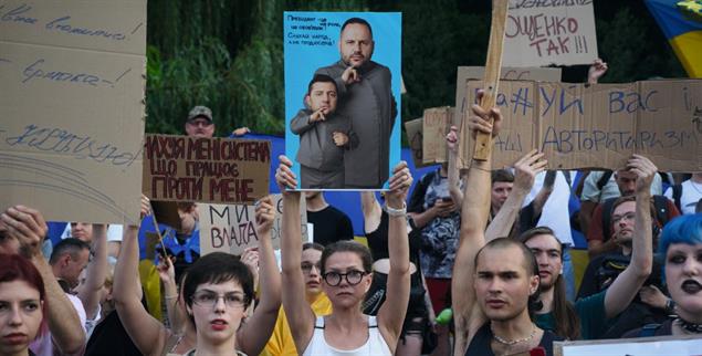 Protest gegen den Präsidenten: Wolodymyr Selenskyj musste ein Gesetz zurücknehmen, das die Unabhängigkeit der Antikorruptionsbehörde eingeschränkt hätte. (Foto: PA/AP/Efrem Lukatsky)