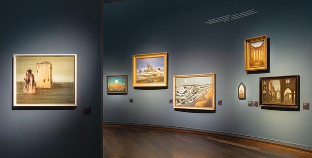 So hat zuvor noch niemand Bilder Deutscher Romantik und Surrealismus nebeneinander gehängt. In der Ausstellung »Rendezvous der Träume. Surrealismus und Deutsche Romantik« treten sie miteinander in Dialog. Den Betrachtenden stellt sich die Frage nach Inspiration, Zitat oder Auslegung. (Austellungsfoto: © Hamburger Kunsthalle, Fred Dott (Werke: Toyen:  © VG Bild-Kunst, Bonn 2025; Max  Ernst:  © VG Bild-Kunst, Bonn 2025;Friedrich: © Hamburger Kunsthalle / bpk; Nash: © Tate;  Carus (2): Privatsammlung Hamburger Kunsthalle; Friedrich: © Privatsammlung in der Hamburger Kunsthalle))