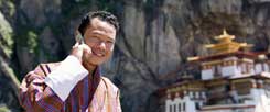 Bhutan zwischen Tradition und Moderne: Klöster und Mönche sind ebenso allgegenwärtig wie Smartphones (Foto: pa/Cavalli)
