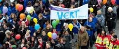 Diakonie-Mitarbeiter demonstrieren für mehr Freiraum in der Altenpflege, der allen zugute kommt: Sie beginnen zu zweifeln, ob  die Kirche wirklich noch der »andere« Ort ist, an dem es menschenwürdiger zugeht als bei der Konkurrenz.  (Foto: pa/Ebener)
