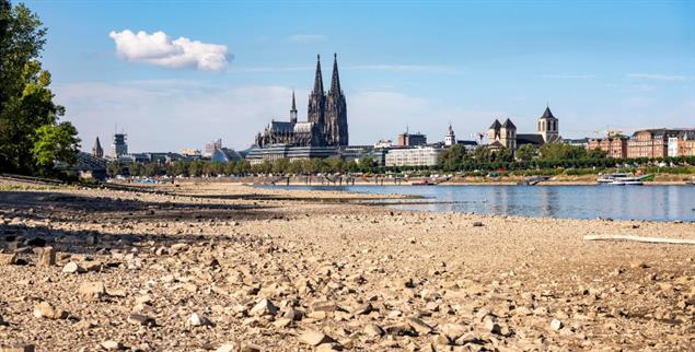 Auf dem Trockenen: Der Rhein bei Köln im August 2026. (Foto: picture alliance/Jochen Tack)