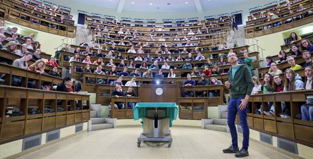 Hörsaal oder jobben? Unionspolitiker stellen die zugesagte Bafög-Reform infrage. Studierende seien ohnehin schon privilegiert und könnten neben der Uni arbeiten, sagen sie. (Foto: pa/dpa/Jan Woitas)