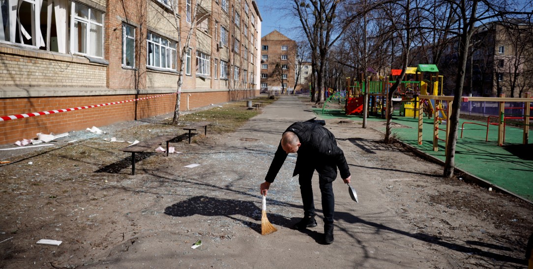 Wiederaufbau in Kiew: »Dass die Gefahr für uns in Kyiv wirklich vorbei ist, glaube ich nicht.« (Foto: Reuters/Thomas Peter) Wiederaufbau in Kiew: »Dass die Gefahr für uns in Kyiv wirklich vorbei ist, glaube ich nicht.« (Foto: Reuters/Thomas Peter)