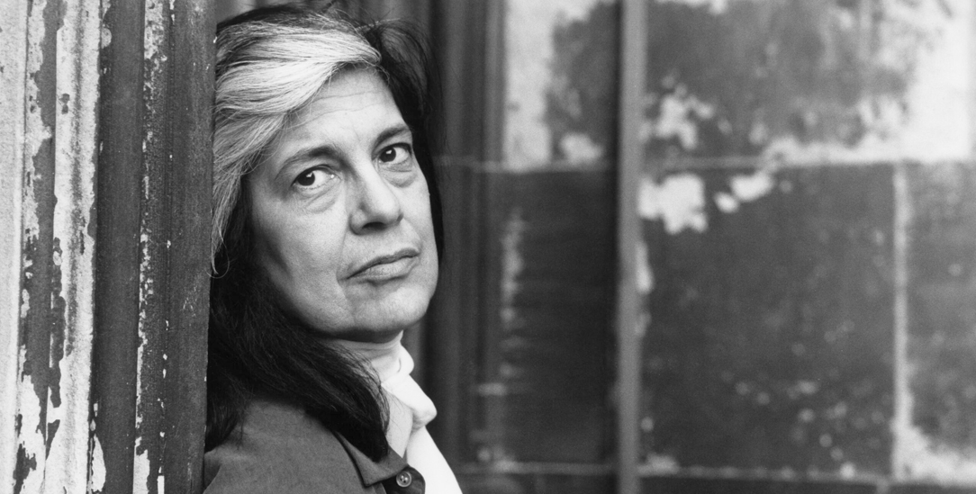 Ikonischer Look: Susan Sontag hatte ein ambivalentes Verhältnis zur Fotografie, dennoch waren Fotos Teil ihrer »Selbsterfindung«. Dieses zeigt sie 1993. (Foto: Ullstein Bild – Schiffer-Fuchs)