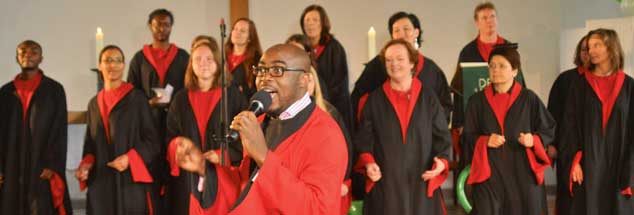 Musik verbindet: Gospelgottesdienste sind ein typisches Element freikirchlicher Gläubigkeit, das Menschen anderer Kirchen anzieht. (Foto: www.afrikanischeszentrum.de)