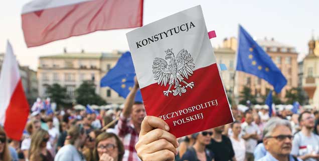 Demo in Krakau: Was ist die polnische Verfassung noch wert nach der Demontage des Rechtsstaates? (Foto: pa/Zawrzel)