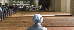 "Die Kirche zu verändern ist ebenso schwer, wie einen Friedhof zu verlegen: Es mangelt an der Mitarbeit von unten", sagt Pfarrer und Kabarettist Fabian Vogt. (Foto: iStock/Getty/kulicki)