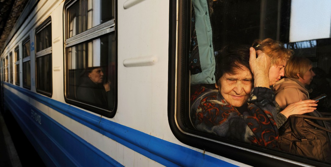 Ukrainische Flüchtlinge auf dem Weg nach Polen: Suche nach Schutz (Foto: pa/Zuma/ Mykola Tys)