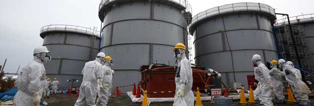 Fukushima und kein Ende: Die Reaktorkatastrophe vom 11. März 2011 hat multikomplexe Folgen. Erst kürzlich sind  hundert Tonnen verseuchtes Wasser im Boden versickert. Das Gelände kann nur mit Schutzanzügen (Foto) betreten werden. Ob Tepko, die Betreiberfirma, den Umweltgau jemals in den Griff bekommt, ist mehr als ungewiss. (Foto: pa/Tomohiro Ohsumi/Pool)
