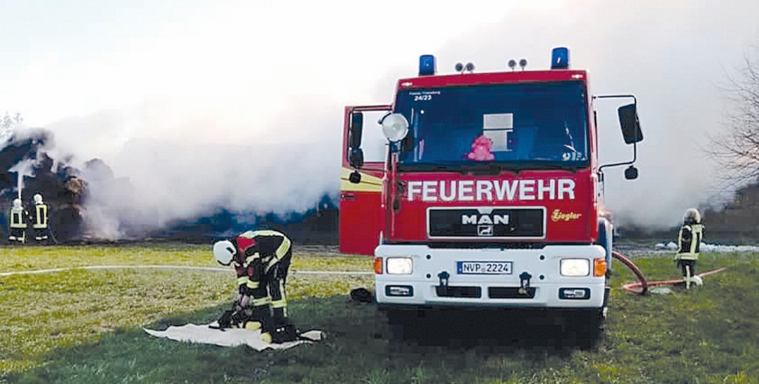 Im Einsatz:Die Freiwillige Feuerwehrlöscht eine brennende Strohhalle (Foto:privat)