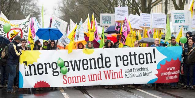 Lautstarker Protest erhob sich am Wochenende gegen die Pläne der Bundesregierung, die Ökostrom-Förderung zu begrenzen. 30.000 Menschen gingen in sieben Landeshauptstädten sowie in Freiburg dagegen auf die Straße. Das Bild zeigt die Demonstration in Potsdam (Foto: pa/Gambarini) Lautstarker Protest erhob sich am Wochenende gegen die Pläne der Bundesregierung, die Ökostrom-Förderung zu begrenzen. 30.000 Menschen gingen in sieben Landeshauptstädten sowie in Freiburg dagegen auf die Straße. Das Bild zeigt die Demonstration in Potsdam (Foto: pa/Gambarini)