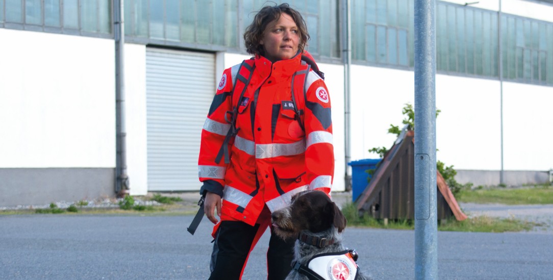 Ohne Vertrauen würde diese Arbeit nicht funktionieren: Juliane und ihr Hund Sojus, ein Deutsch Stichelhaar, bei einem Übungseinsatz (Foto: Privat)