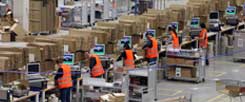 Ausbeutung auf legaler Basis? Die Verpackungs- und Versandhalle des neuen Logistikzentrum des Online-Versandhandels Amazon im schwäbischen Graben (Foto: pa/Hildenbrand)