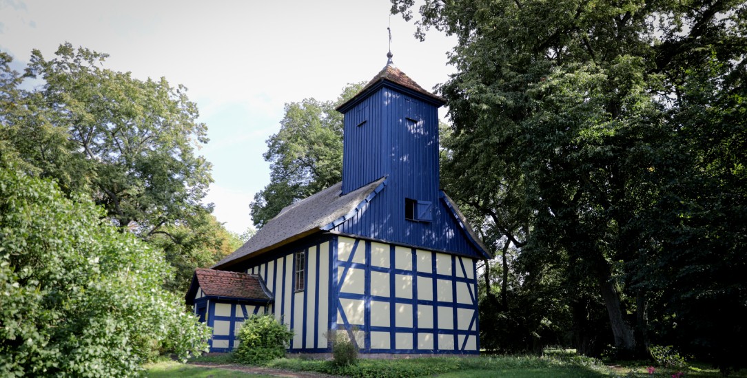 Rast für Radler und die Kanzlerin: Das »Kirchlein im Grünen«, gebaut im Fachwerkstil der hugenottischen Glaubensflüchtlinge, verfiel in der DDR-Zeit.Pfarrer Horst Kasner, Merkels Vater, half, die Ruine zu retten. (Foto:pa/Nietfeld)