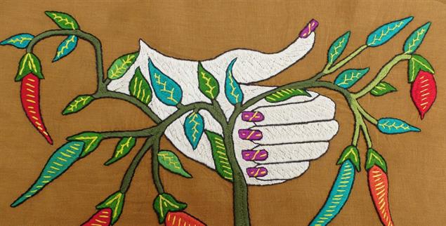  Chili und Nagellack: In ihren Stickereien zeigen afghanische Frauen ihren Alltag und ihre Fantasien. Um sie zu schützen, bilden wir die Frauen nicht ab. (Foto: Pascale Goldenberg)