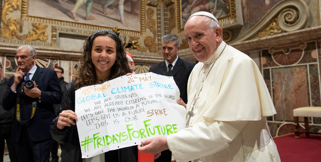 Beharrlicher Einsatz für den Klimaschutz: Schon 2019 bezog Papst Franziskus mit einer jungen Vertreterin der Sinti und Roma klar Position (Foto: kna/Vatican Media)
