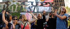 Die Proteste in den USA mausern sich zur weltumspannenden Bewegung: Occupy Wall Street in Aktion. (Foto: pa/Taamallah/abacausa.com) 