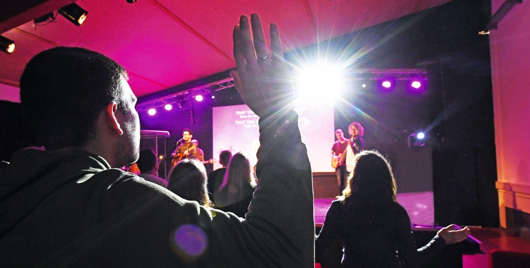 Professioneller Bühnen-Auftritt: Pfingstkirchen und charismatische Gruppen (Foto: pa/Deck)