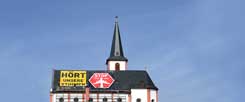 Der Protest gegen den Fluglärm ist in der Rhein-Main-Region immer öfter auch aus der Luft zu sehen: Hier wehrt sich die katholische St. Peter und Paul-Gemeinde Hochheim mit starken Worten auf ihrem Kirchendach. (Foto: pa/Dedert)