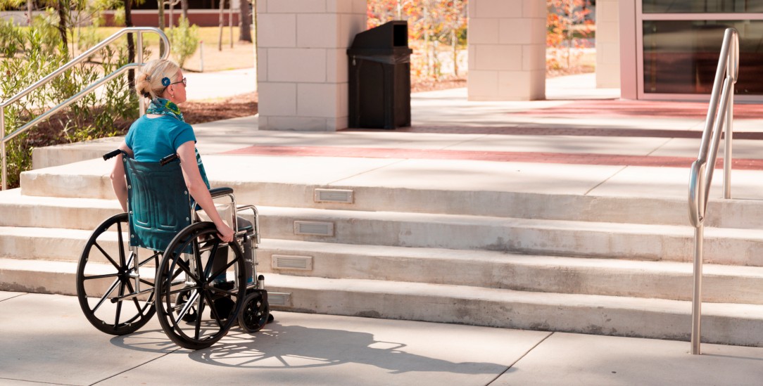 Teilhabe mit Hindernissen: Eine Treppe ohne Rampe zeigt, wie schnell Inklusion im Alltag endet. (Foto: istockphoto/fstop123)