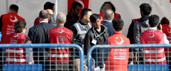 Zurück in die Türkei: Rund 200 Flüchtlinge wurden am 4. April vom griechischen Lesbos aus ins türkische Izmir gebracht. Offiziellen Angaben zufolge stammen sie aus Pakistan, Bangladesch und Marokko und haben in Griechenland noch keinen Asylantrag gestellt. (Foto: pa/epa/Tolga Bozoglu)