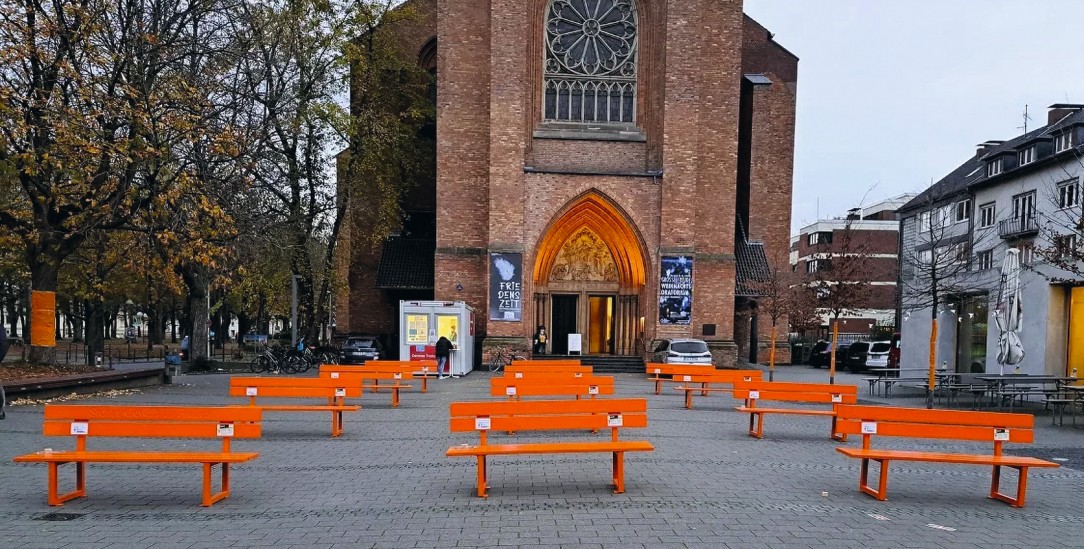 Farbe bekennen: Orangefarbene Bänke vor der Kreuzkirche in Bonn sind Zeichen des Protests gegen Gewalt an Frauen. (Foto: © Bundesstadt Bonn)