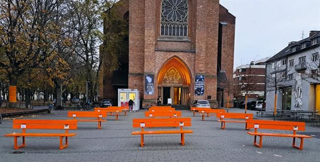 Farbe bekennen: Orangefarbene Bänke vor der Kreuzkirche in Bonn sind Zeichen des Protests gegen Gewalt an Frauen. (Foto: © Bundesstadt Bonn)