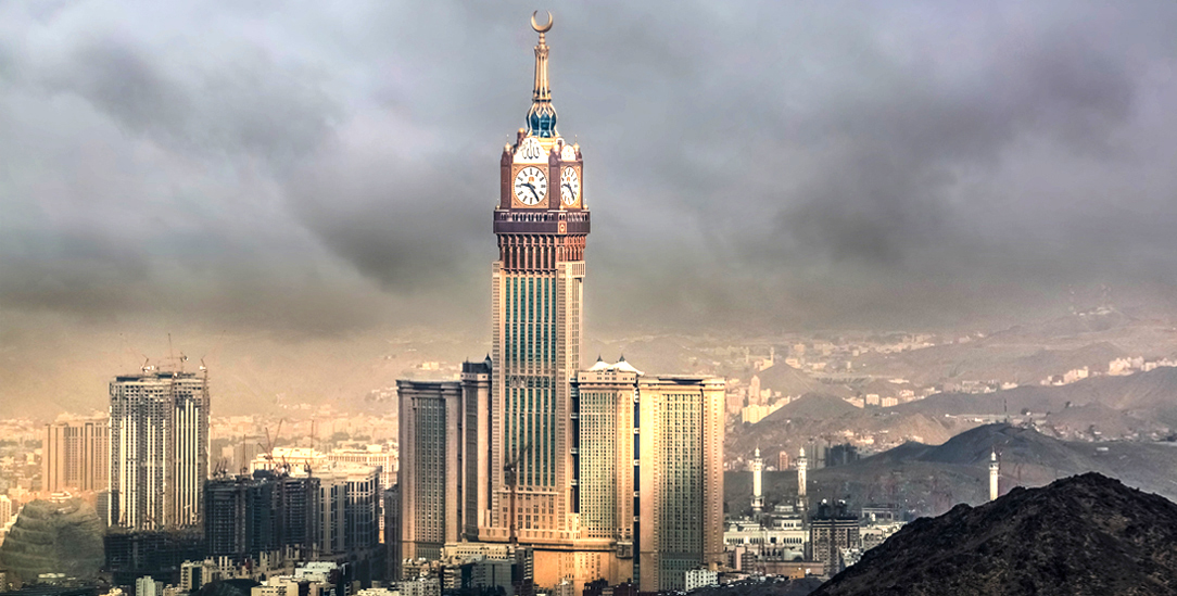 Mitten in Mekka, gleich neben der Kaaba, steht der mit gut 600 Metern höchste Uhrenturm der Welt. (Foto: istockphoto / clicksbyabrar)