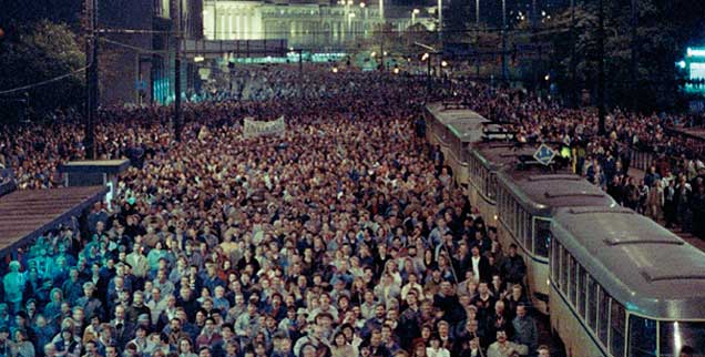 Leipzig, 17. Oktober 1989: Mehr als 100.000 Menschen protestieren an diesem Tag gegen die SED-Diktatur. Massendemonstrationen nach den Friedensgebeten prägen Leipzig und andere DDR-Städte bis zum Mauerfall im November. 