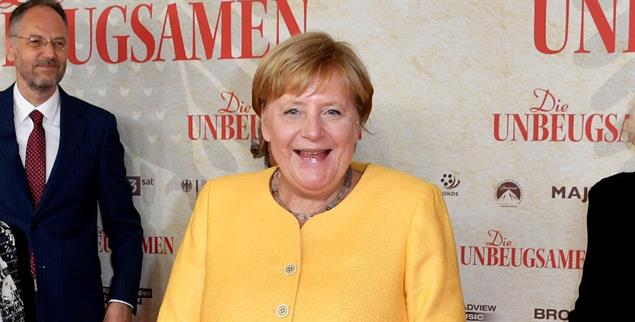 Während die Bilder vom Kabuler Flughafen Schrecken verbreiten, besucht Kanzlerin Angela Merkel die Premiere des Dokumentarfilms »Die Unbeugsamen«. (Foto: pa/Geisler/Frederic Kern)