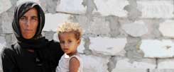 Gaza, 2012: Eine palästinensische Frau trägt und beschützt ihr Kind, wie einst Maria Jesus beschützt und getragen haben wird. (Foto: pa/landov/Ashraf Amra)
