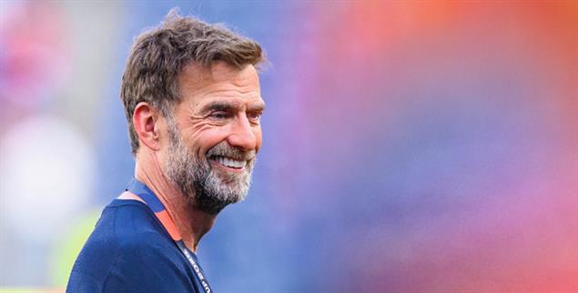 Ein tastender Glaube: Jürgen Klopp würde wohl eher nicht öffentlich im Anstoßkreis beten. (Foto: PA / DPA / Tom Weller)