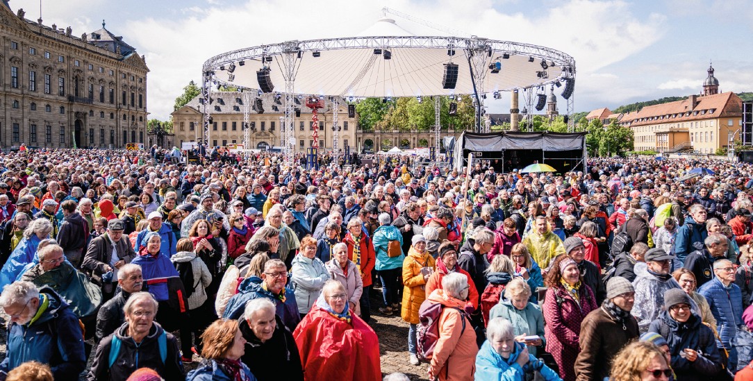 Nach vier Tagen endlich Sonne: Bunte Menschenmasse beim Schlussgottesdienst des Würzburger Katholikentags. (Foto: KNA-Bild/Katharina Gebauer)