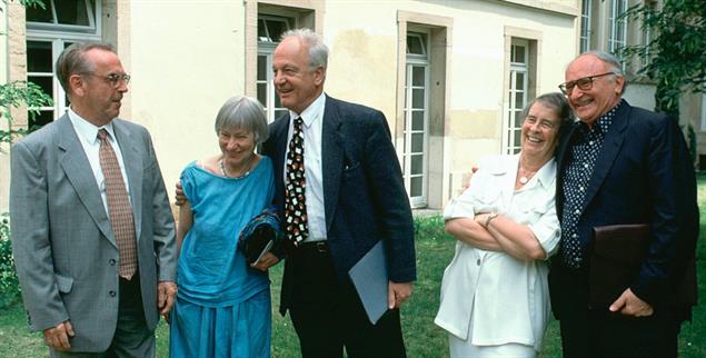  Sprach- und wirkmächtige Theologinnen und Theologen: Jürgen Moltmann (links), Dorothee Sölle, Norbert Greinacher, Elisabeth Moltmann-Wendel und Johann Baptist Metz 1996 in Tübingen (Foto: epd/Lohnes)
