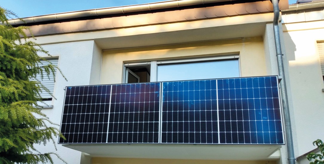 Strom vom Balkon: Michael Beining bringt die Energiewende voran und organisiert eine Sammelbestellung von Mini-Fotovoltaikanlagen. (Foto: Verein Klimabewusstes Bad Soden)