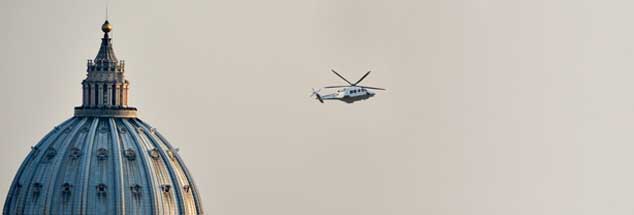 Ein Hubschrauber fliegt Benedikt XVI. am 28.02.2013 vom Vatikan am Petersdom vorbei über Rom zum Castel Gandolfo; Tausende winkten dem scheidenden Papst traurig hinterher. Um 20 Uhr endete die Amtszeits jenes Mannes, der aus freien Stücken zurücktrat und damit Kirchengeschichte schrieb. (Foto: pa/Von Jutrczenka)