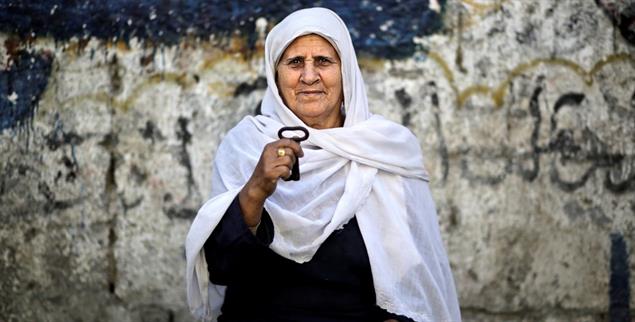 Symbol der Vertreibung: Palästinenserin mit dem Schlüssel ihres ehemaligen Hauses (Foto: PA/DPA/Ali Ali)