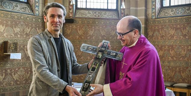 Das Kreuz aus Messing-Elektroschrott, das Künstler Till-Martin Köster geschaffen hat. (Foto: kna/Harald Oppitz)