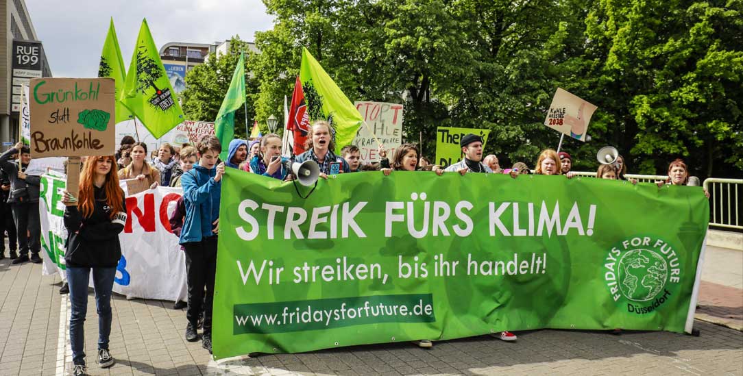 Junge Menschen bei einer Fridays-for-Future-Demonstration in Essen: Viele fordern einen Generalstreik für das Klima am 20. September. Was ist Ihre Meinung? (Foto: pa/Oberhäuser)