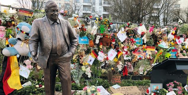 Mit roten Rosen: Die Statue Walter Lübckes vor der Bundesgeschäftsstelle der CDU. (Foto: PA / DPA / Verena Schmitt-Roschmann)