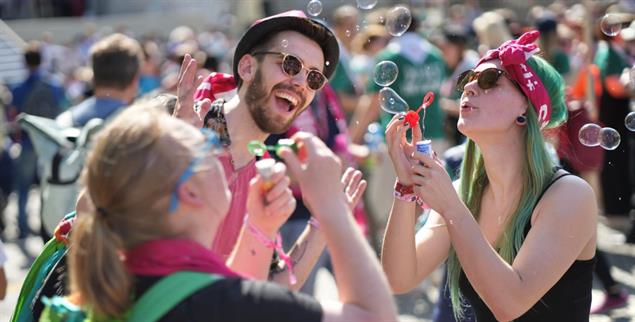 Die Klimakrise besorgt die Menschen, das gute Wetter erfreut sie: Sonne und 27 Grad waren es am ersten Mai beim Kirchentag in Hannover (Foto: PA/epd-bild/Tim Wegner)