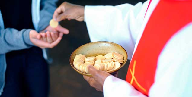 Aufruf zum Ungehorsam: Katholiken sollen die Eucharistie auch ohne Priester feiern (Foto: pa/godong)