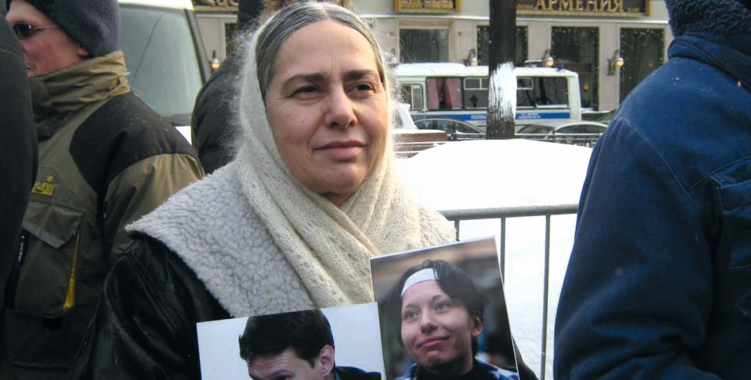 Mutige Mahnwache: Yelena Sannikova auf dem Moskauer Majakowski-Platz mit Fotos ermordeter Kreml-Kritiker. Tausende von Briefen hat sie schon an politische Gefangene in der UdSSR und in Russland geschrieben (Foto: Privat)