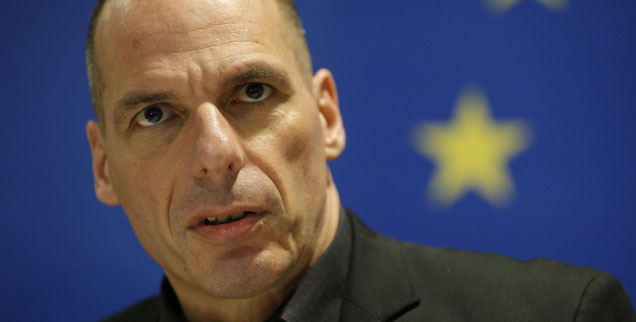 Kann dieser Mann zaubern? Yanis Varoufakis schwebt eine Europäische Union vor, die als Ganzes demokratischer ist, weil ihrem Parlament mehr Macht zugestanden wird. Gleichzeitig will er die Souveränität der Nationalstaaten stärken. Würde das gelingen, käme es einem Wunder gleich. Trotzdem sollte man seiner neuen, pro-europäischen Bewegung eine Chance geben. (Foto: pa/dpa/Julien Warnand)